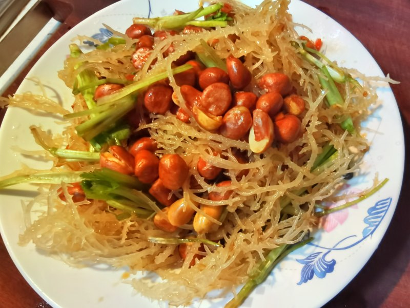 Dragon Beard Seaweed with Coriander Roots