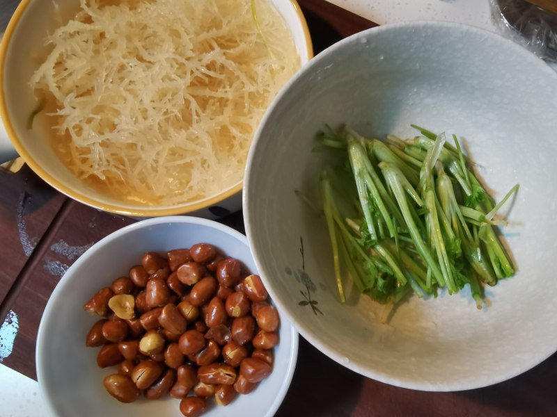 Steps for Making Dragon Beard Seaweed with Coriander Roots