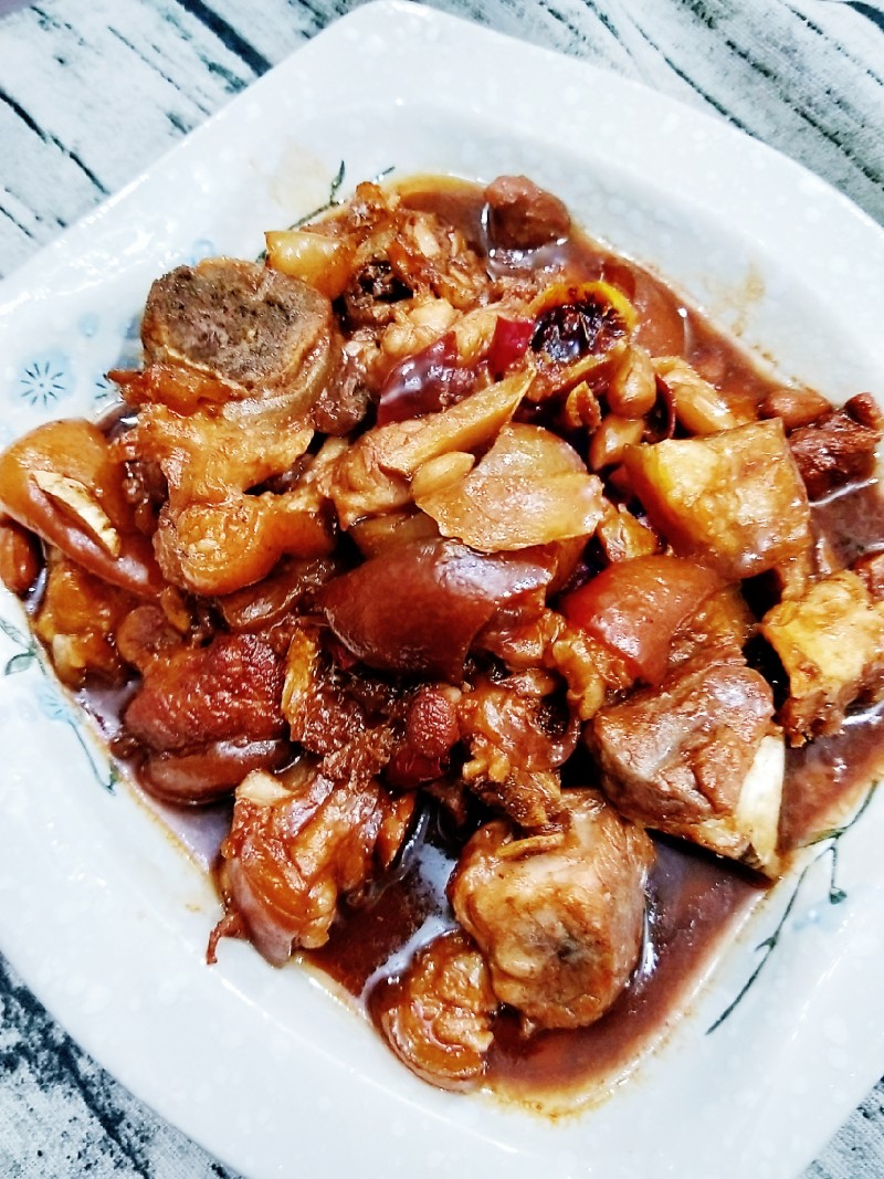 Braised Pig's Trotters with Fermented Bean Curd and Peanuts