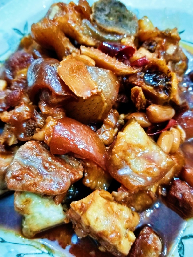 Braised Pig's Trotters with Fermented Bean Curd and Peanuts