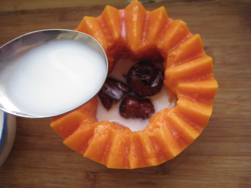 Whitening and Moisturizing Sugar Water - Red Date Papaya Stewed Fresh Milk Cooking Steps