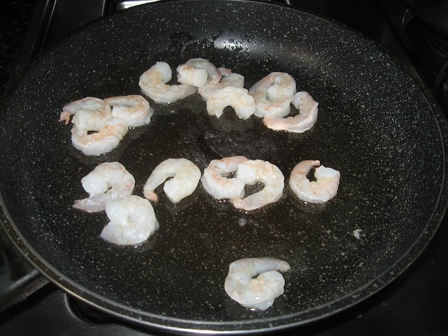 Steps for Cooking Scrambled Egg Whites with Shrimp