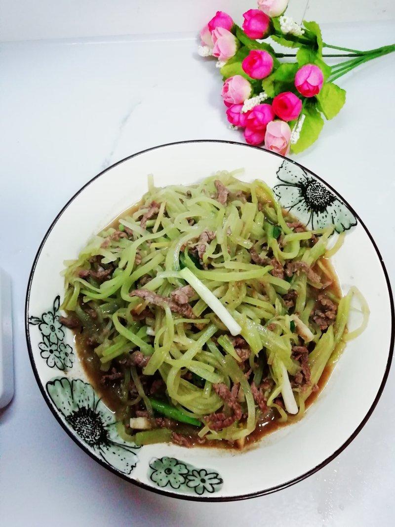 Beef and Shredded Lettuce Stir Fry