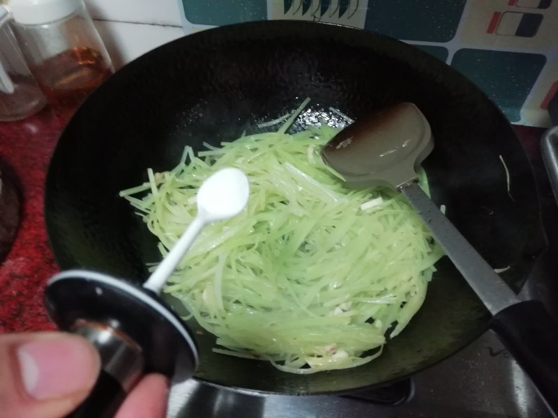 Steps for Cooking Beef and Shredded Lettuce Stir Fry