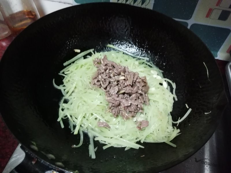 Steps for Cooking Beef and Shredded Lettuce Stir Fry