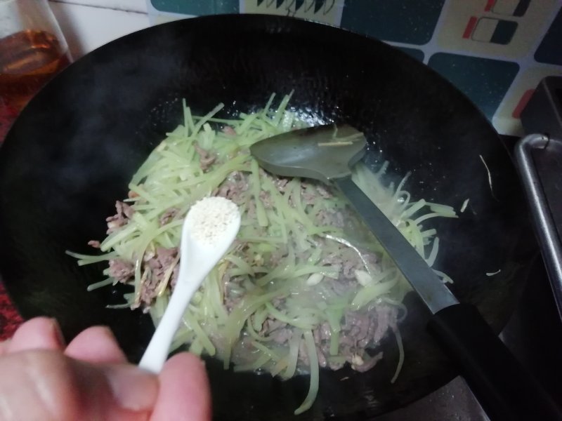 Steps for Cooking Beef and Shredded Lettuce Stir Fry