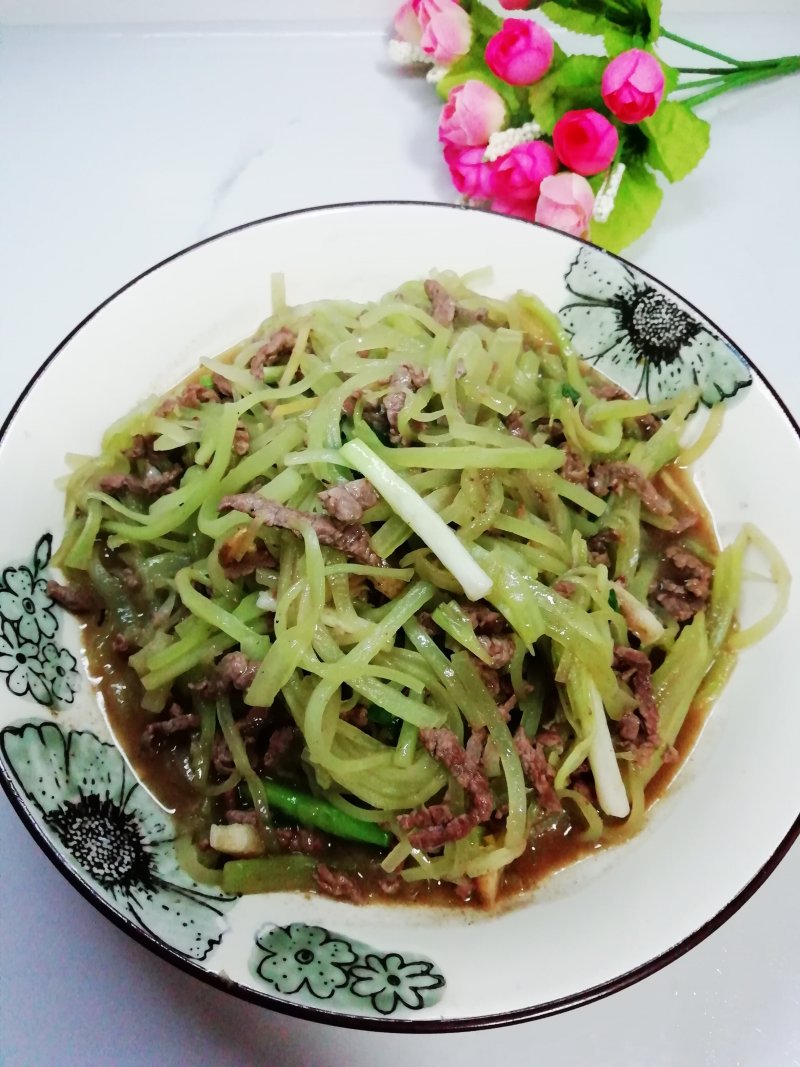 Beef and Shredded Lettuce Stir Fry