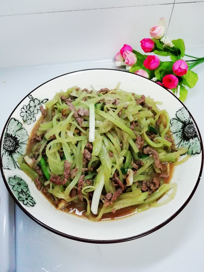 Beef and Shredded Lettuce Stir Fry