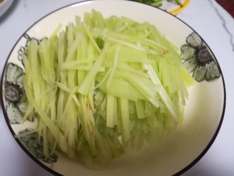 Steps for Cooking Beef and Shredded Lettuce Stir Fry