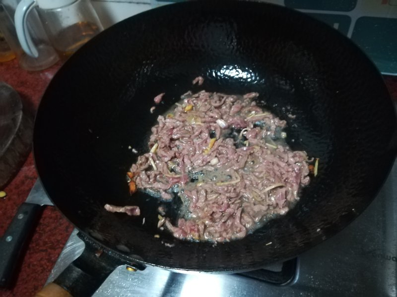 Steps for Cooking Beef and Shredded Lettuce Stir Fry