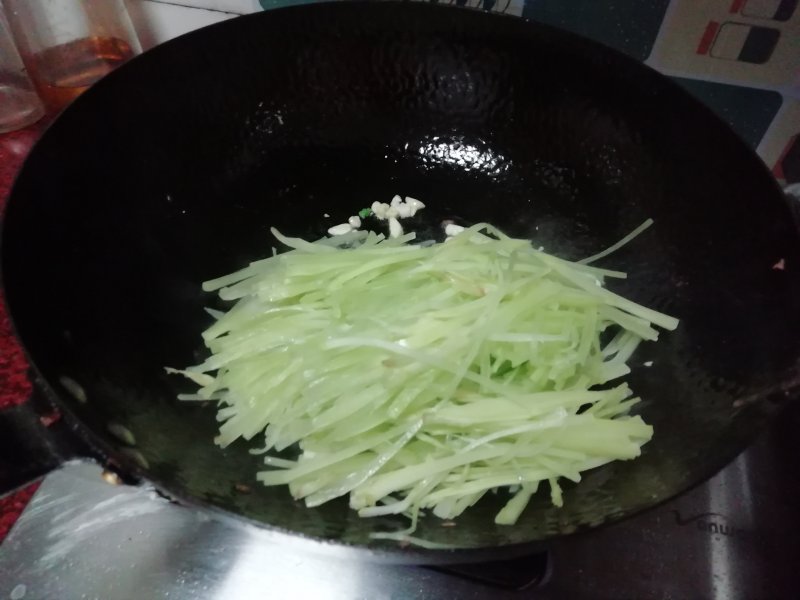 Steps for Cooking Beef and Shredded Lettuce Stir Fry