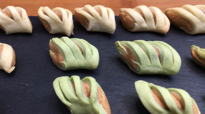 Little Peanut Pastry (Original and Matcha Flavors), Crispy and Fragrant with a Melting Texture.