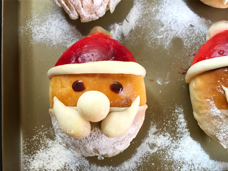 Steps for Making Santa Claus Mini Buns