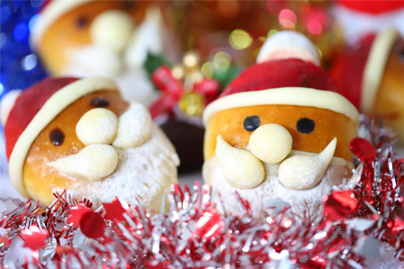 Steps for Making Santa Claus Mini Buns