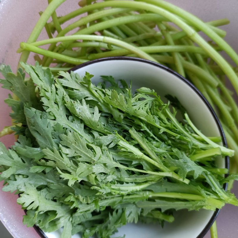 Steps to Cook Tong Hao Leaf and Sea Cucumber Scrambled Eggs