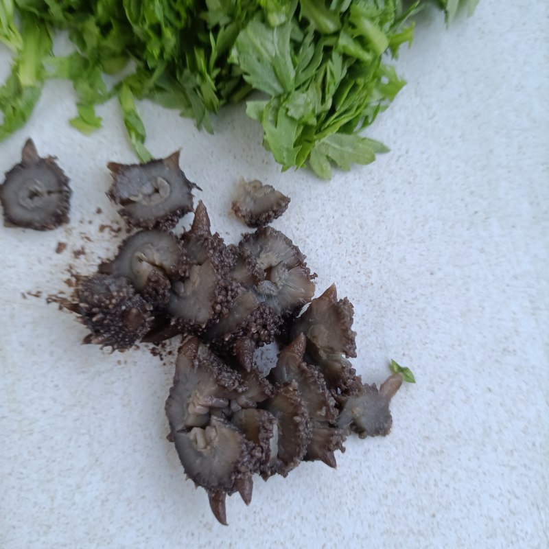 Steps to Cook Tong Hao Leaf and Sea Cucumber Scrambled Eggs