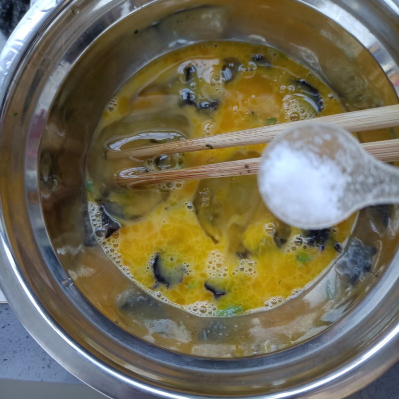 Steps to Cook Tong Hao Leaf and Sea Cucumber Scrambled Eggs