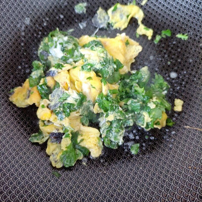 Steps to Cook Tong Hao Leaf and Sea Cucumber Scrambled Eggs