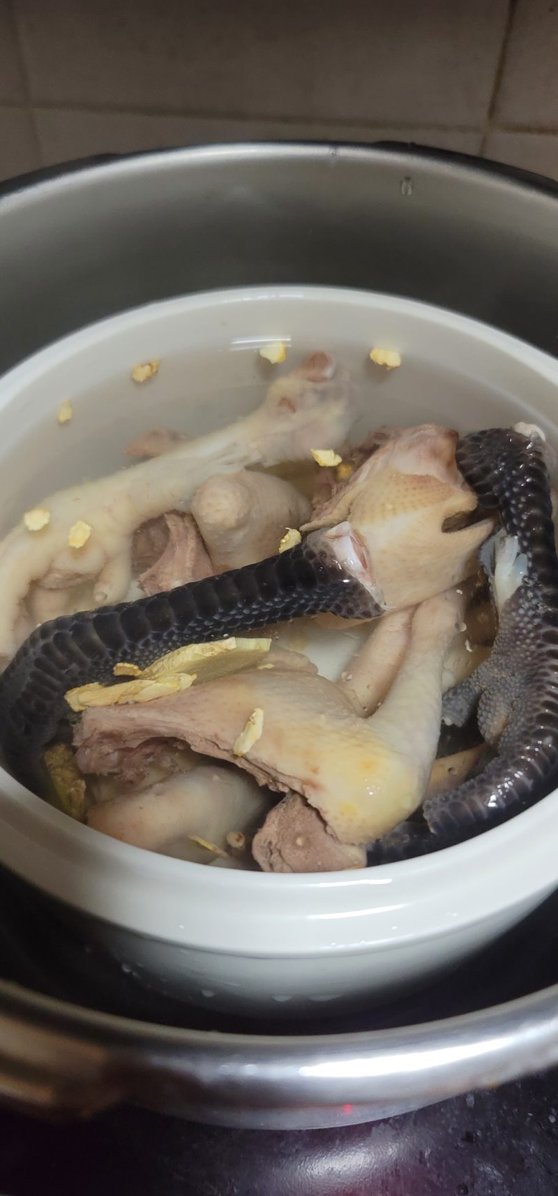 Steps for Cooking Pigeon, Chicken Feet and American Ginseng Soup