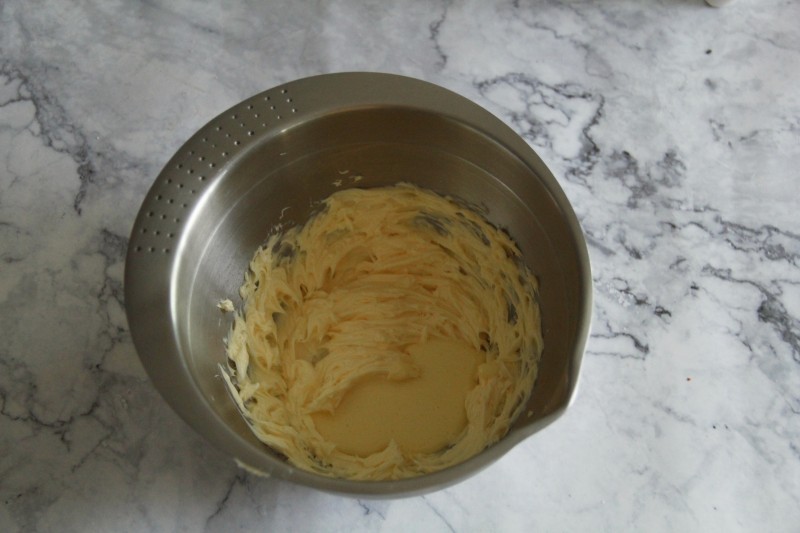 Step-by-Step Instructions for Molten Egg Yolk Pie