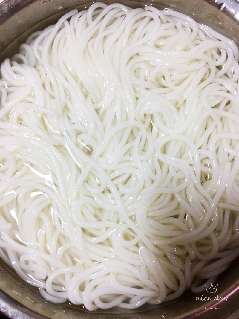 Steps for Making Crossing Bridge Rice Noodles