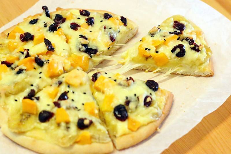 Steps for making Banana Mango Pizza