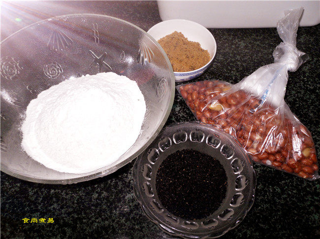 Steps for Making Peanut Sesame Glutinous Rice Rolls