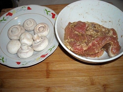 Steps for Making Roasted Pork Slices in Foil