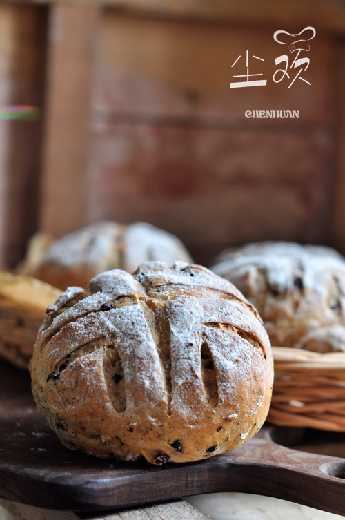 Red Tea and Dried Fruit European Bread