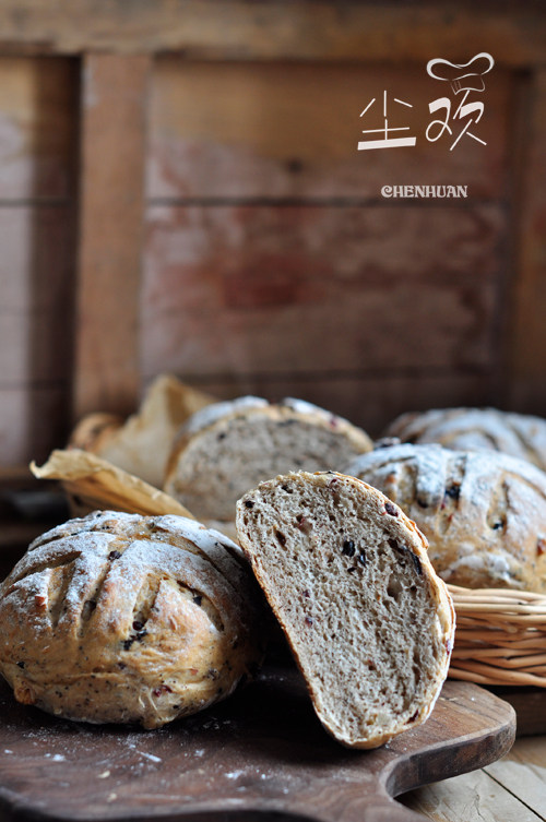 Red Tea and Dried Fruit European Bread