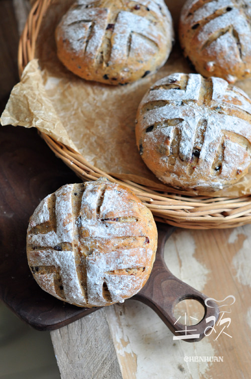 Red Tea and Dried Fruit European Bread