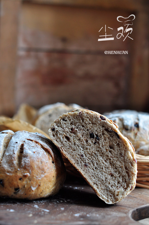 Red Tea and Dried Fruit European Bread