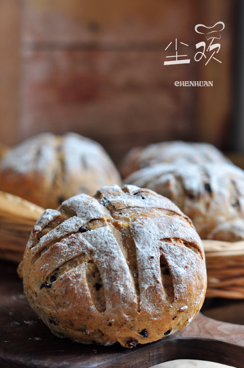 Red Tea and Dried Fruit European Bread