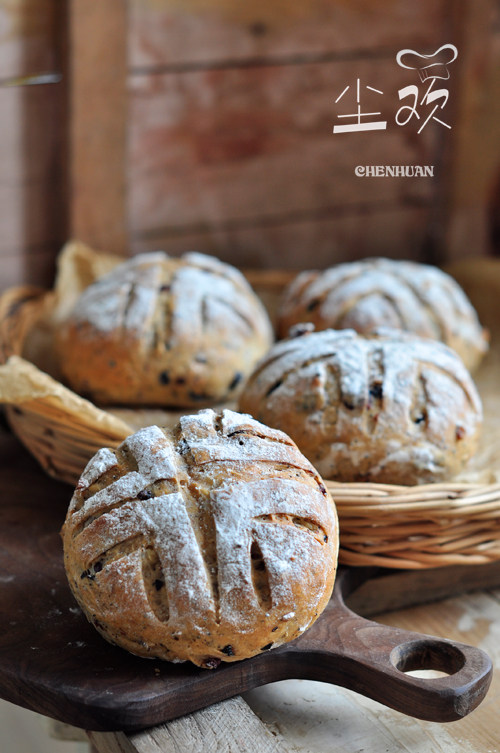 Red Tea and Dried Fruit European Bread