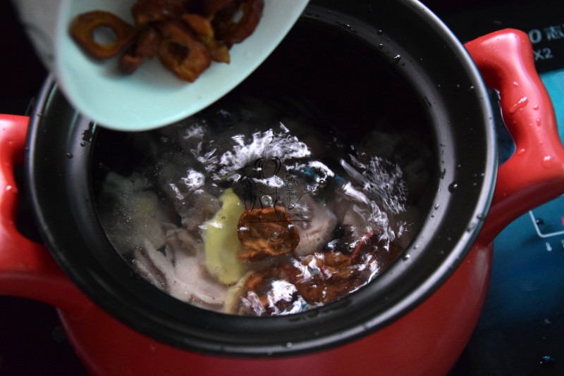 Steps for Cooking Hawthorn Papaya Old Chicken Soup