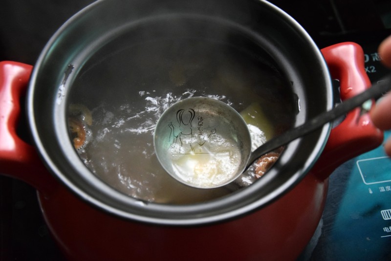 Steps for Cooking Hawthorn Papaya Old Chicken Soup