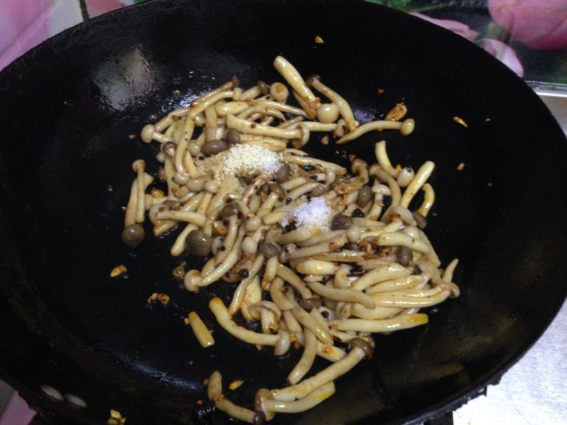 Steps for Making Spicy Stir-Fried Mushrooms