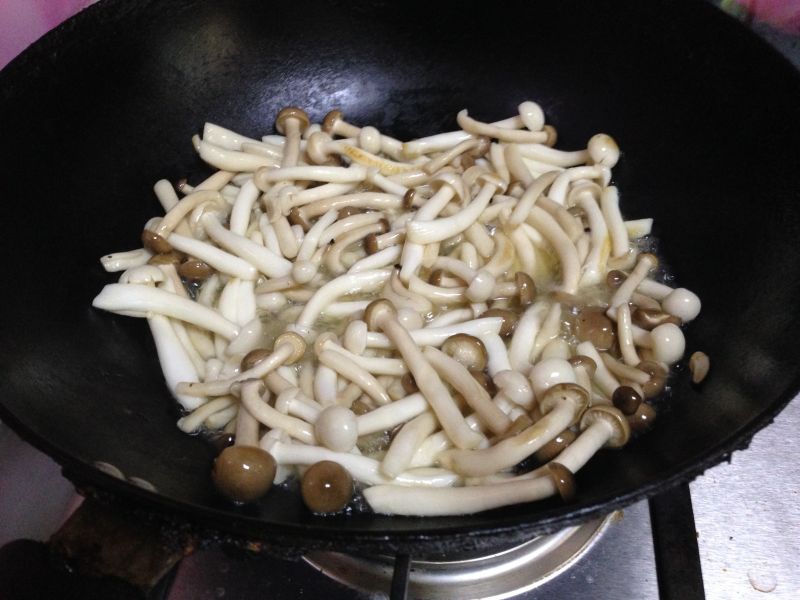 Steps for Making Spicy Stir-Fried Mushrooms