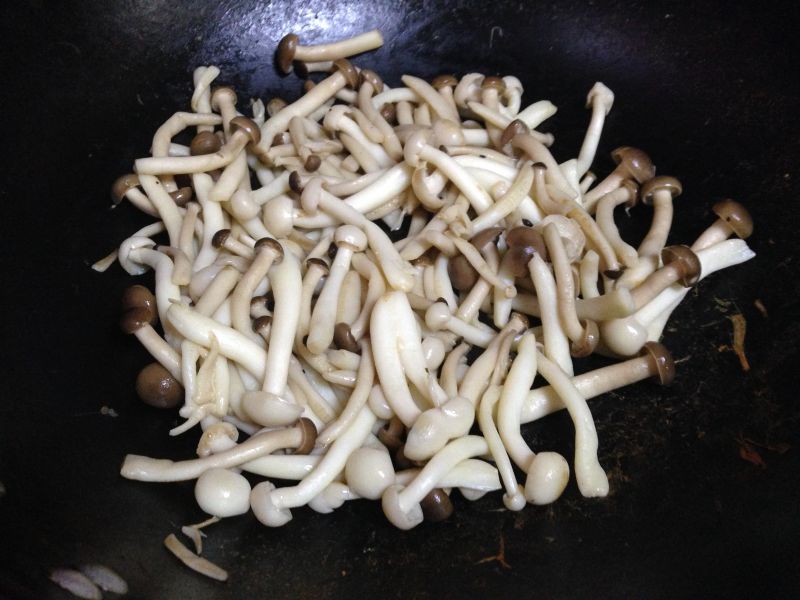 Steps for Making Spicy Stir-Fried Mushrooms