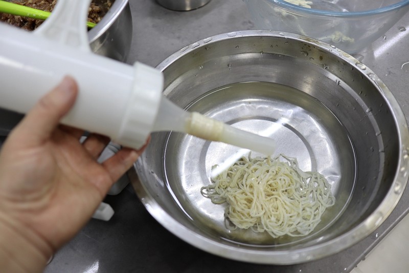 Steps for Making Black Pepper Crispy Sausage