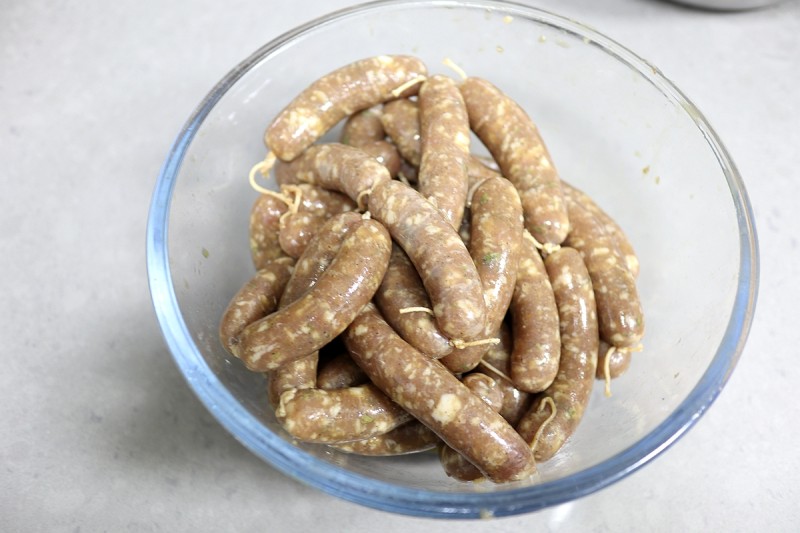 Steps for Making Black Pepper Crispy Sausage