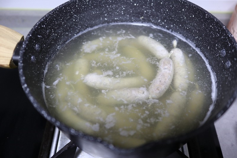 Steps for Making Black Pepper Crispy Sausage