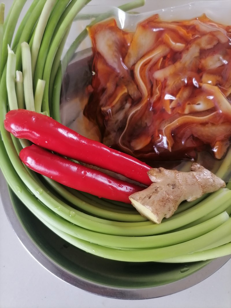 Steps to Cook Stir-Fried Garlic Scapes with Pig Ears