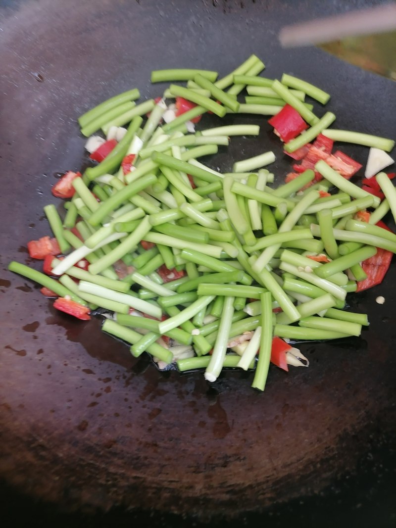 Steps to Cook Stir-Fried Garlic Scapes with Pig Ears