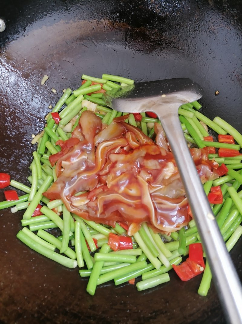 Steps to Cook Stir-Fried Garlic Scapes with Pig Ears