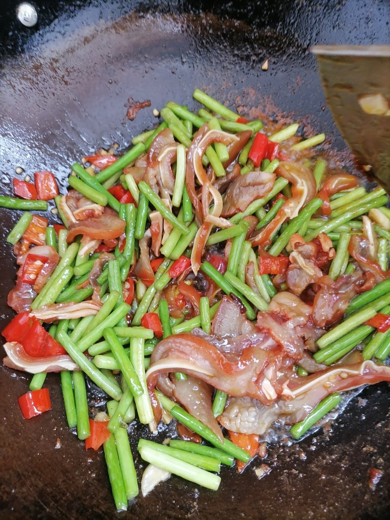 Steps to Cook Stir-Fried Garlic Scapes with Pig Ears