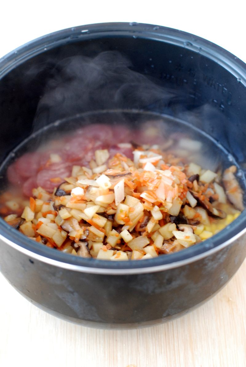 Steps for Cooking Sausage and Mixed Vegetable Braised Rice