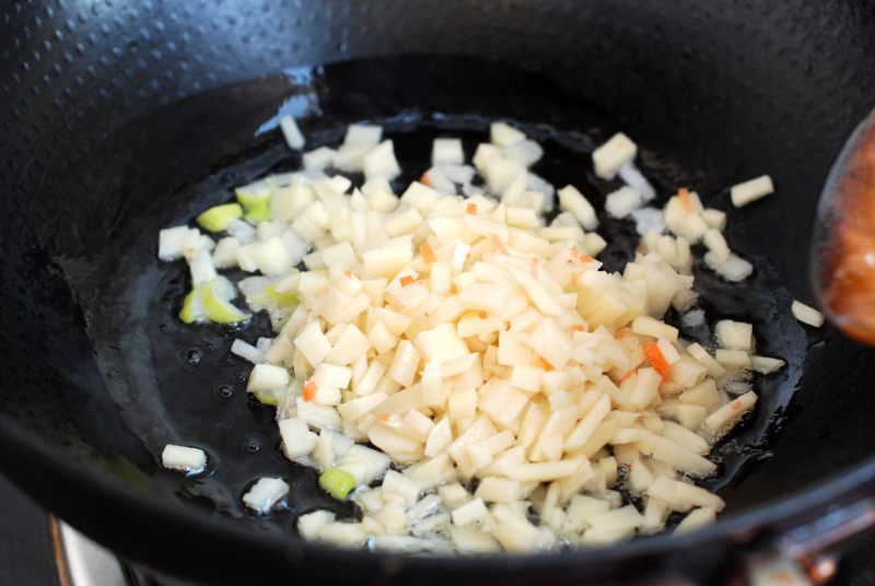 Steps for Cooking Sausage and Mixed Vegetable Braised Rice