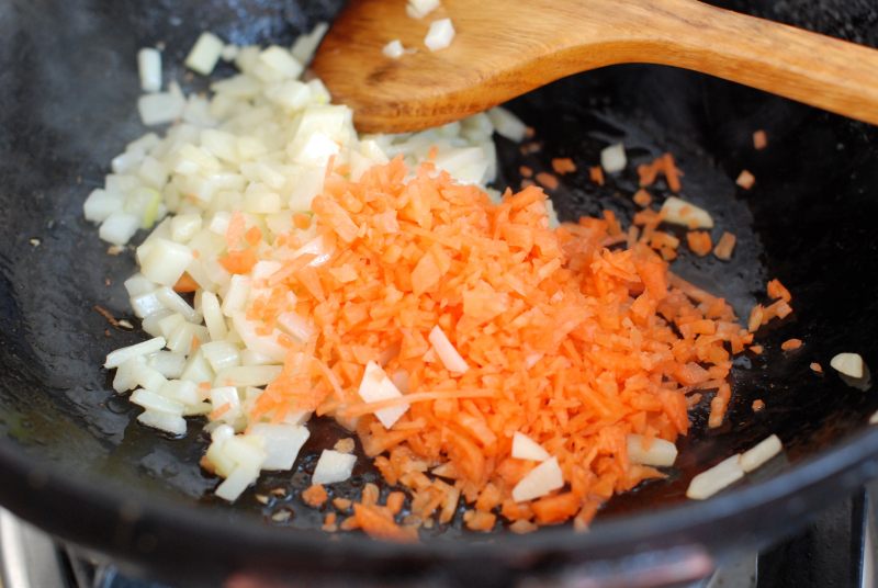 Steps for Cooking Sausage and Mixed Vegetable Braised Rice