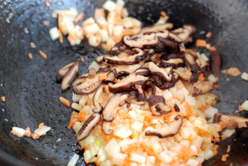 Steps for Cooking Sausage and Mixed Vegetable Braised Rice